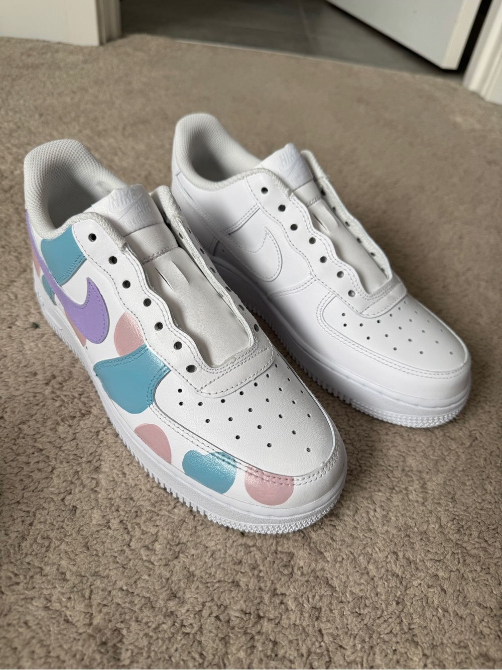 BRAND NEW IN BOX - Artist Hand Painted Nike WMNS Air Force 1 '07 - White